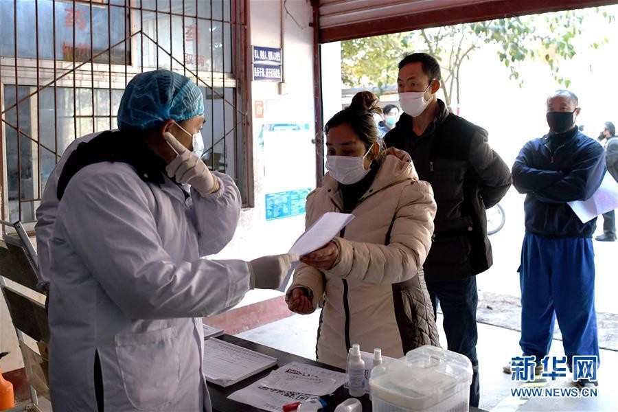 （抓好經(jīng)濟(jì)發(fā)展 應(yīng)對復(fù)雜局面·圖文互動）（3）2500萬農(nóng)民工如何安全返崗？——農(nóng)民工大省四川復(fù)工觀察