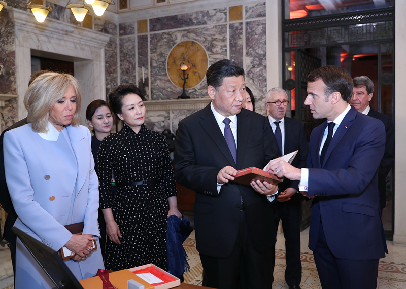 2019年3月24日，習(xí)近平在法國尼斯會見法國總統(tǒng)馬克龍。會見前，馬克龍向習(xí)近平贈(zèng)送1688年法國出版的首部《論語導(dǎo)讀》法文版原著。