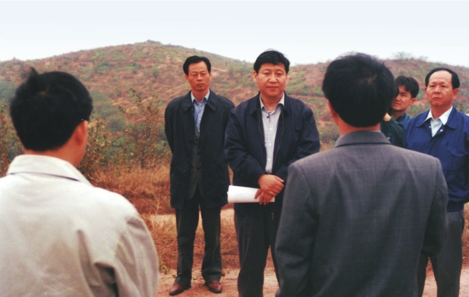 1999年11月，習(xí)近平在龍巖市長汀縣河田水土流失治理區(qū)調(diào)研。圖源：《習(xí)近平在福建（下）》