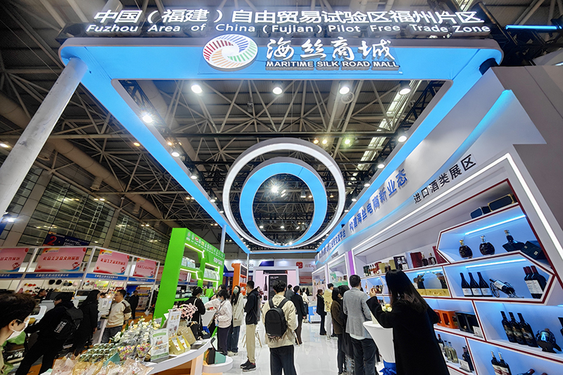 2024年3月18日，第四屆中國跨境電商交易會在福建福州開幕。展會聚焦“鏈接跨境全流域 共建電商新生態(tài)”，集聚全國80余個外貿(mào)產(chǎn)業(yè)帶的上千家供應(yīng)鏈企業(yè)。