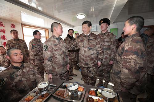 2014年1月26日中午，習(xí)近平來到連隊食堂，同戰(zhàn)士們一起用餐。新華社記者 李剛 攝